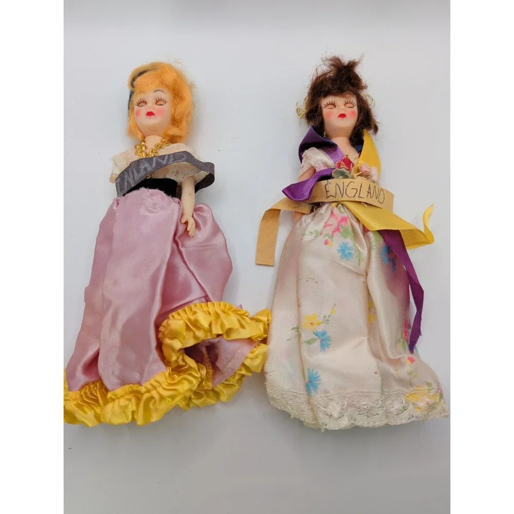 Dolls World this lot